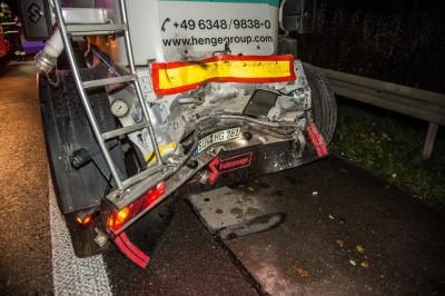 Denkendorf: LKW faehrt auf A8 Silozug auf - Fahrer eingeklemmt